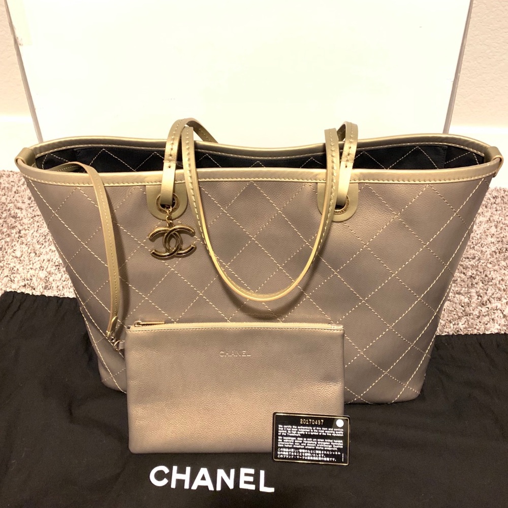 CHANEL tote Large Gold tote w dustbag, auth. card - Picture 2 of 8